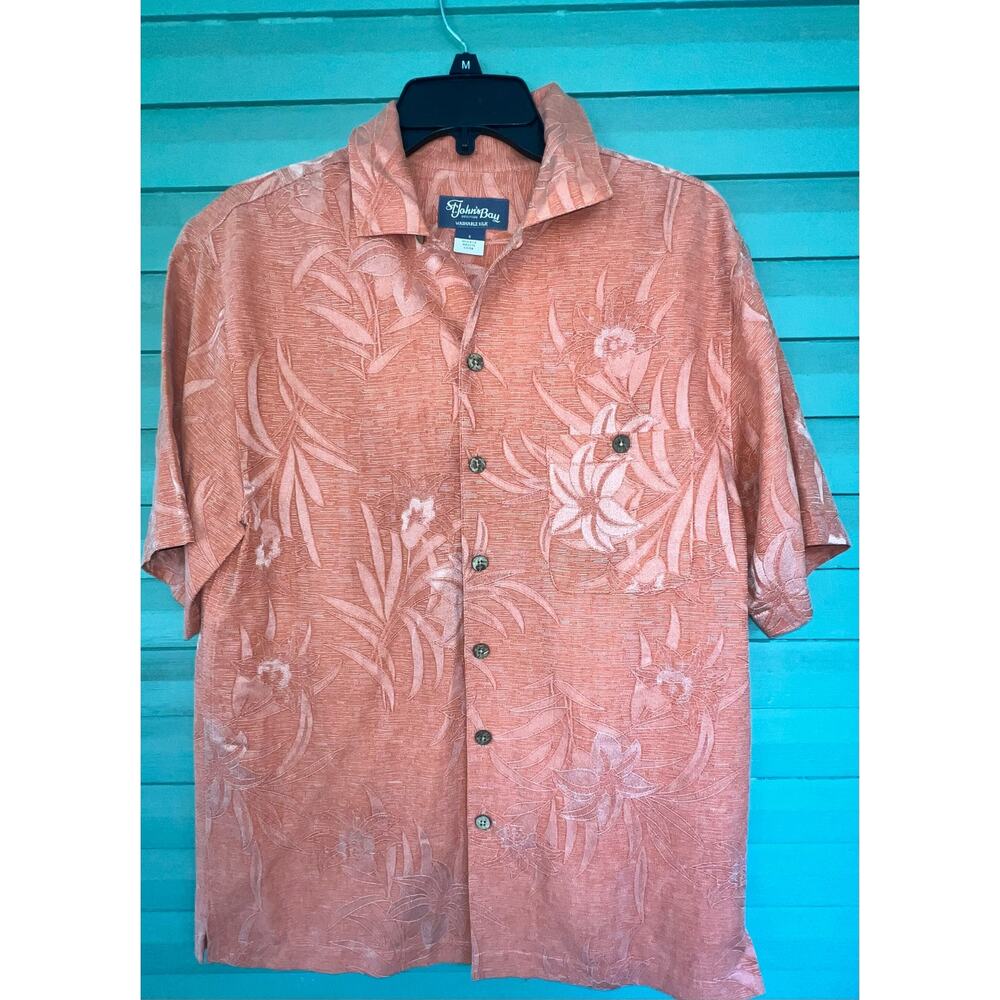St. john's Bay 100% Silk Tropical Men's short sleeve button up. Size Small.